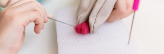 Detail ruky pri vyšívaní